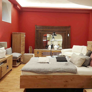 Ambiente Bild mit Massivholzbett, Sideboard und Kommode aus Teakholz