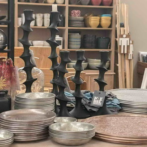 Ambientebild tolle einzigartige, Kerzenleuchter, handgearbeitete Aluminium Schalen und Tabletts, Porzellan- und Keramikware