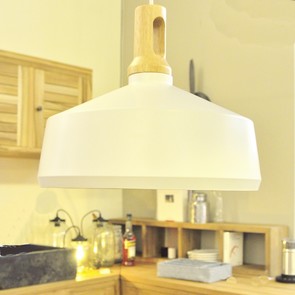 Pendelleuchte Alba aus Metall im Scandi-Look, Lampenschirm weisses Metall mit Kabelfuehrung aus Holz, sehr schoene Kuechenlampe, Lampen und Accessoires aus der MOEBEL KOLONIE Muenchen
