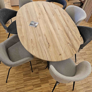Vogelperspektive, ovale Teak massiv Tischplatte, aus der MOEBEL KOLONIE Manufaktur, mit sieben Polsterstuehlen in modernem Designs