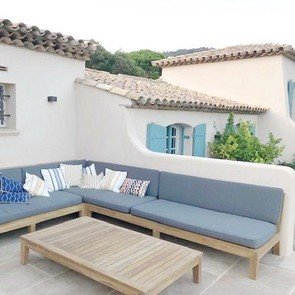 Jardine Corner Lounge aus Teak massiv mit wetterfestem Polster in der Farbe Stone, Jardino fuer Terrasse, Moebel fuer Wohnen wie im Urlaub, grosse XL Lounge mit passendem Lounge Tisch, Jardino Teakholz Lounge vom Schreiner in der MOEBEL KOLONIE gefertigt