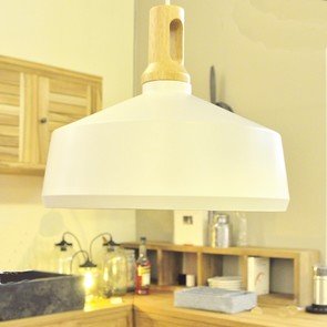 Pendelleuchte Alba aus Metall im Scandi-Look, Lampenschirm weisses Metall mit Kabelfuehrung aus Holz, sehr schoene Kuechenlampe, Lampen und Accessoires aus der MOEBEL KOLONIE Muenchen