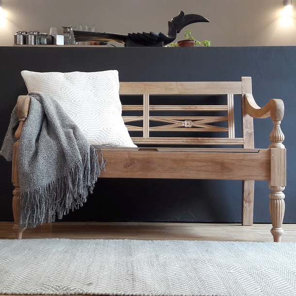 Annika Massivholz Teak Sitzbank mit integrierter platzspendender Truhe. wunderbar gedrechselte Beine im Raffles Stil, Rueckenlehe mit geschnitzten Rosen und Streben, Schreinerarbeit aus der MOEBEL KOLONIE Manufaktur, noch gemuetlicher mit schoenen Zierkissen, Sitzbank mit Stauraum in unbehandeltem, rohen Teak massiv Holz