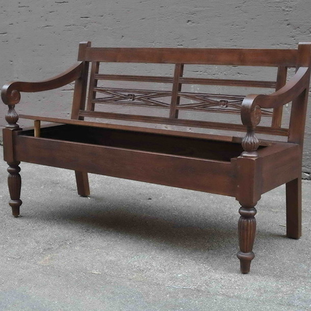 Detail Ansicht Sitzbank Annika mit Truhe, leichte Oeffnung der Sitzflaeche schickes Moebel zum gemuetlichen Sitzen und zum Ordnunghalten. Stauraummoebel im wunderschoenen Raffles Stil, MOEBEL KOLONIE MUENCHEN