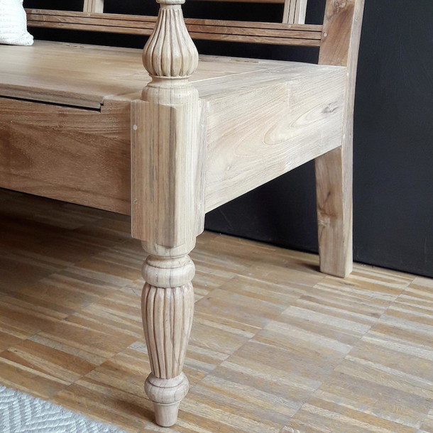 Detail Foto Fuss von Annika Sitzbank mit Truhe aus Teak massiv, besondere Schnitzerei vom Schreinermeister gefertigt, Raffles Dekor, Design MOEBEL KOLONIE Muenchen, Manufaktur