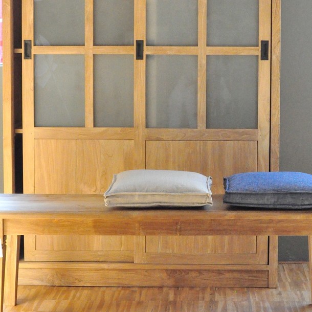 Detail Vitrinenschrank Morelia mit Schiebetueren aus Teak massiv, vom Schreiner in Handarbeit gefertigt, Morelia mit Schiebetueren und Milchglas Scheiben