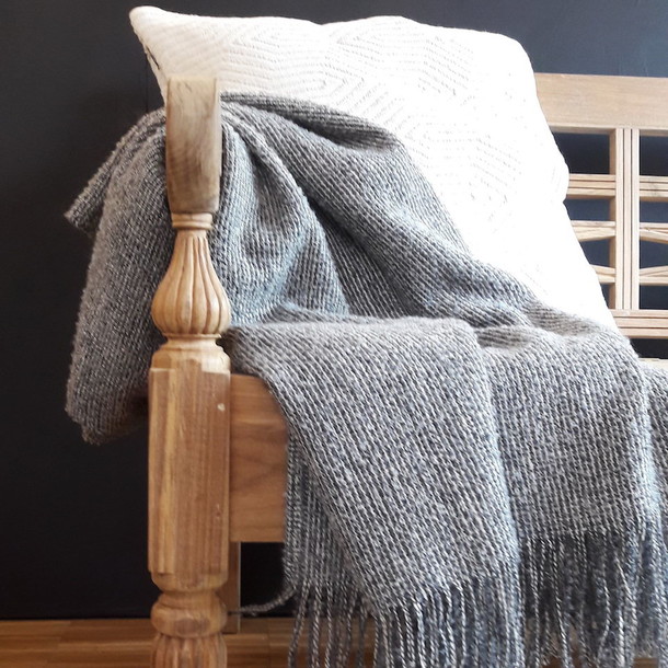 Detailansicht, Schnitzerei Bank Bein und Armlehne im Raffles Style, Schreinerarbeit aus der eigenen Manufaktur, erhaeltlich in Teak massiv Altholz und in zertifiziertem Plantagen Teak, besondere Sitzgelegenheiten und Accessoires aus exklusiven Materialien MOEBEL KOLONIE MUENCHEN Schwabing