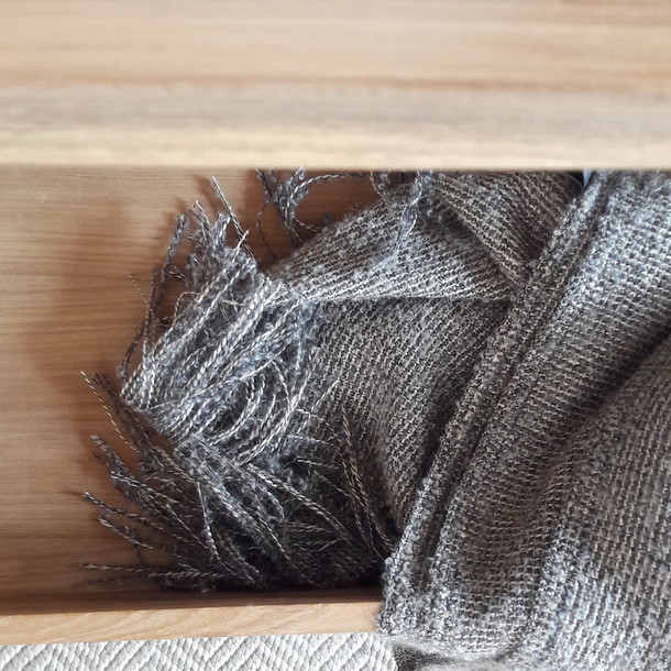 Detailansicht vom Teak massiv Holz mit schoenem Plaid als Accessoir