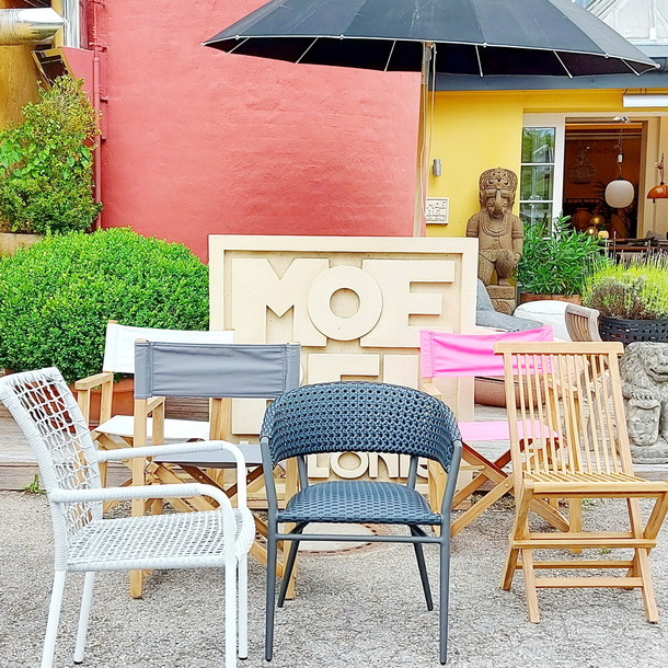 Gartenmoebel aus Teak, Gartenstuehle aus Kunsttsoff, Metall, Seil, Regiestuehle Captain aus Teakholz mit waschbaren Sitzbezuegen in unterschiedlichen Sommerfarben, Klappstuhl, stapelbare Stuehle, Armlehnstuehle fuer den Outdoorbereich, MOEBEL KOLONIE Muenchen