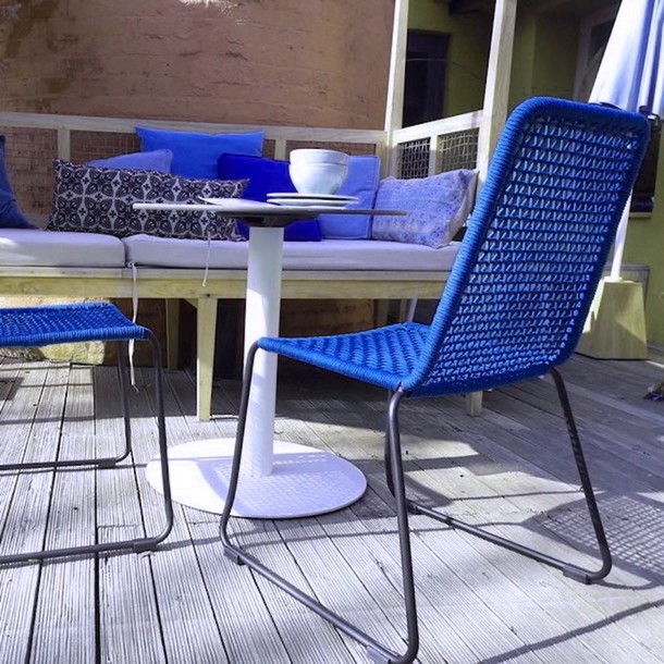 Gartenstuhl NET stapelbar, gatronomietauglich stabile Ausführung mit Daybed JARDIN, Wurfkissen zur Dekoration und Balkontisch SÄULE