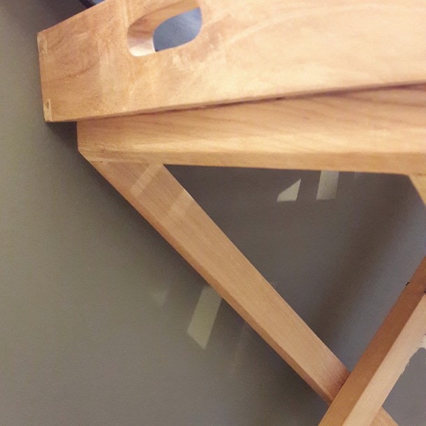 Grosse Teilansicht vom Massivholz Servier Tablet tGuéridon aus Teak, Teil Ansicht Gestell und und Tablett aus Edelholz Teak massiv, eine Schreiner Meister Arbeit aus der MOEBEL KOLONIE Manufaktur, Massivholz Moebel Muenchen nach Mass fuer den Garten, das Wohnzimmer die Kueche im mediterranen Style
