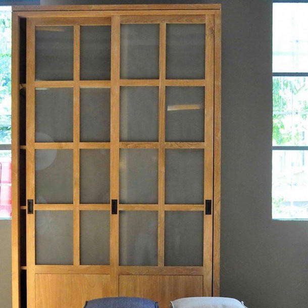 Grosser Vitrinenschrank Morelia aus massivem Teakholz. Morelia mit Schiebetueren und Milchglas Scheiben, MOEBEL KOLONIE Muenchen, Manufaktur und Design