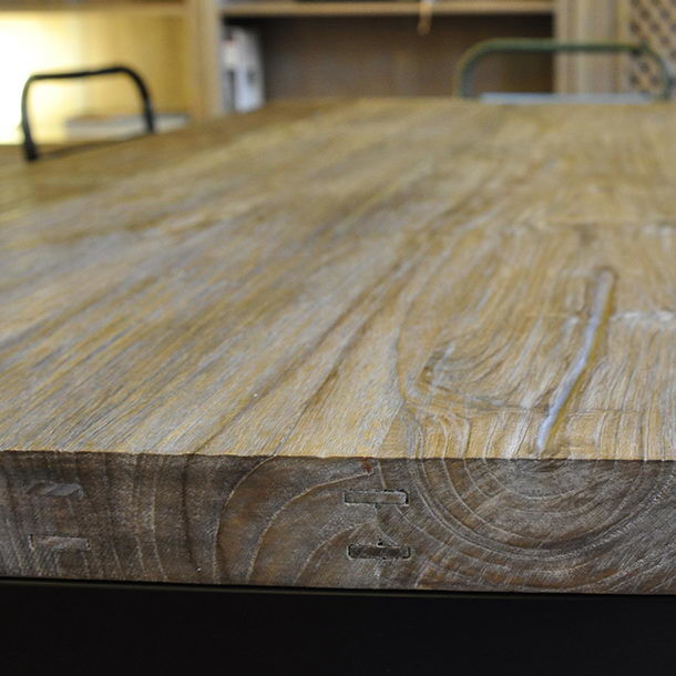 Massivholz Tischplatte aus gebuestetem Plantagenteak, Detail Ansicht von der Teak Massivholz Tisch Platte in der Ausfuehrung rustic, Muenchen mass Moebel ohne Aufpreis