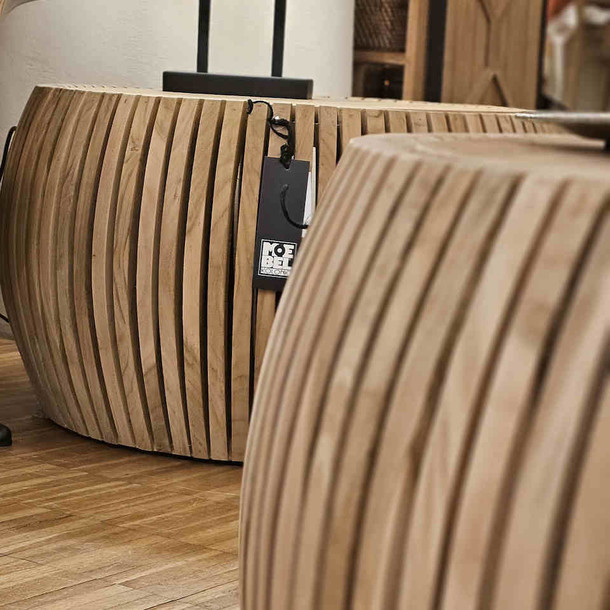 Seitenansicht, Detailansicht Beistelltisch Mondo aus massivem Teakholz, sehr schoen und mit viel Schreinerarbeit gefertigte stabile Holzboegen aus massivem Holz, exklusives Design MOEBEL KOLONIE Muenchen Manufaktur und Design, wohnen wie im Urlaub