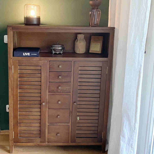 tolles Highboard aus zertifiziertem Teak massiv besonders fuer kleine Raeume und Flure sehr gut geeignet, Scheiner Qualitaet aus der MOEBEL KOLONIE Manufaktur, hohes Sideboard mit Schubladen und Tueren, Massmoebel ohne Aufpreis Birnauer Straße 12, MuenchenSchwabing