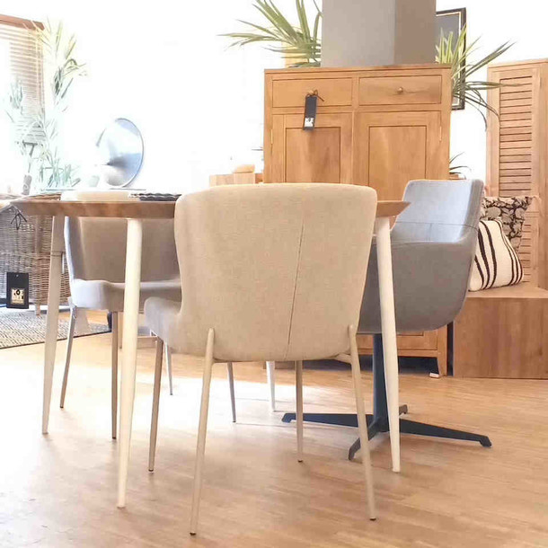 Ambientebild Tischplatte aus Massivholz mit Stoff Stühle