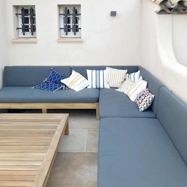 Detailansicht In-und Outdoor Lounge Jardino Corner mit passendem Outdoor Loungetisch aus massivem Teakholz, Lounge mit wetterfester Auflage in der Farbe Stone, MOEBEL KOLONIE Manufaktur und Design