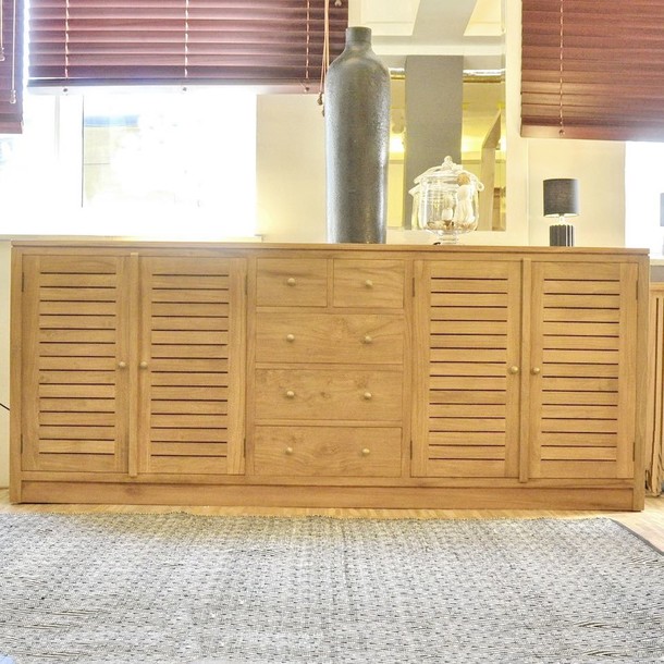 Großes Sideboard aus zertifiziertem Plantagenteak mit viel Stauraum