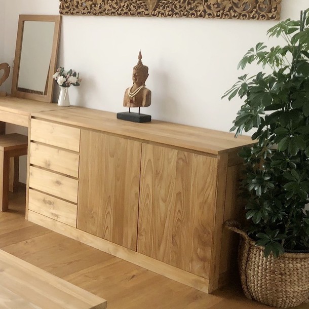 Massivholz Teak Sideboard Sarola mit zwei Schwingtueren und vier grossen Schubladen, Edelholz Sideboard aus Plantagen Teak mit Dekoration, Wohn Accessoire ist eine Buddha Bueste, Sideboard aus Teak massiv vom Schreiner in Handarbeit gefertigt, Esszimmer Moebel nach Mass aus Teak massiv, Massivholz Teak Moebel Muenchen