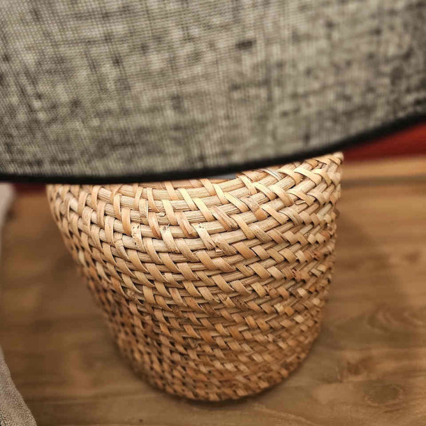 Perspektivfoto von Lampe Harrah Lombokgeflecht und Lampenschirm in Schwarz