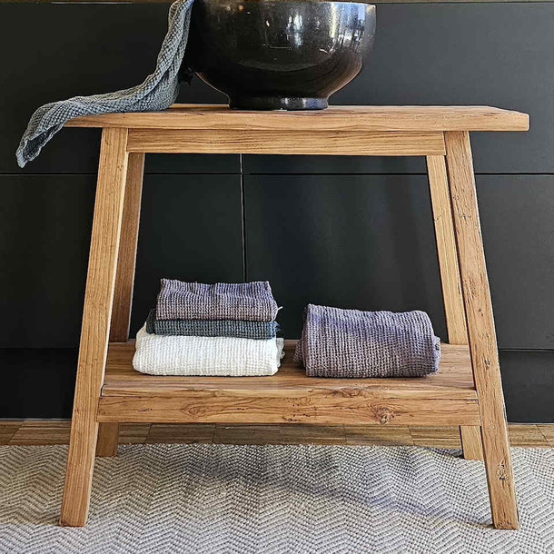 SARA Waschtisch aus Teak Massivholz vom Scheiner in Handarbeit gefertigt, Teak massiv Wandtisch mit einem Ablagefach, Manufaktur und Design Muenchen, Massivholz Moebel nach Mass Muenchen, Dekoration edles Waschbecken und Handtuecher aus Leinen