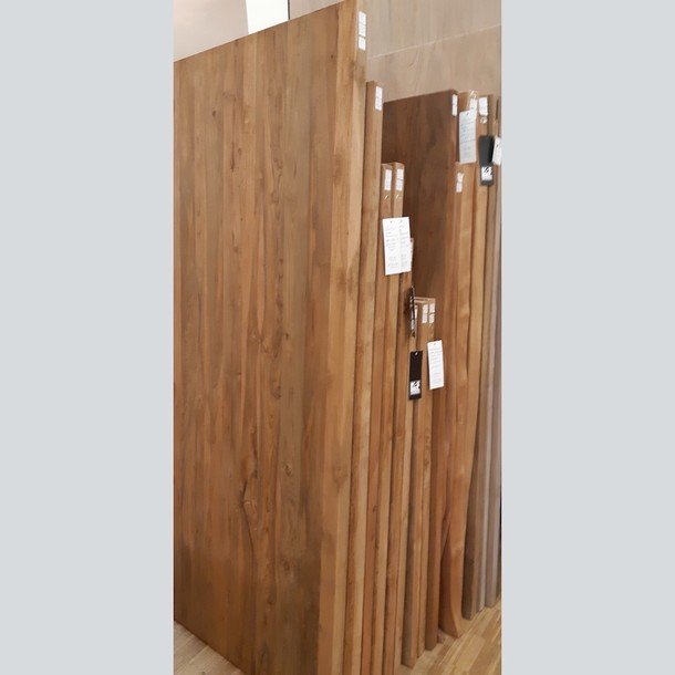 Seitenansicht Teak massiv Tischplatten aus recyceltem Edelholz, Viele Groessen und Ausfuehrungen in der Ausstellung, Showroom MOEBEL KOLONIE Muenchen Schwabing, Esstische, Tischplatten fuer Schreibtisch, Homeoffice, Manufaktur und Design Muenchen