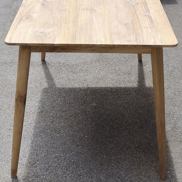 Sicht von oben auf den Teak Massivholz Tisch Scandi, schoener, puristischer Edelholz Esstisch aus Teak, Mass Moebel vom Schreiner in Handarbeit gefertigt, MOEBEL KOLONIE, Muenchen Moebel