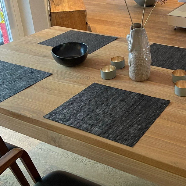 Teak Massivholz Esstisch Frankfurt mit passenden Stuehlen ebenfalls aus Teakholz massiv, eine Schreiner Meister Arbeit aus der MOEBEL KOLONIE Manufaktur in der Holz Farbe schwarz, Tablett mit Glaesern als Accessoires, Teakholz Moebel Muenchen