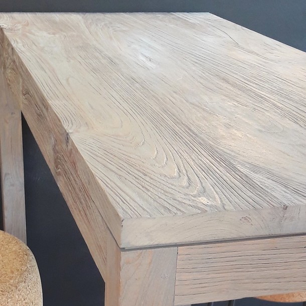 Teak Massivholz Tisch Platte in der Ausfuehrung rustic gebuerstet, grosse Detail Aufnahme von der rustikalen Tisch Platte aus massivem Edelholz Teak, ein Schreiner Meister Stueck aus aus unserer MOEBEL KOLONIE Manufaktur. Muenchen Moebel