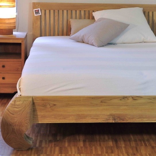 Teakholz Bett  Spider mit Nachttisch und Lampe als Dekoration, Massivholz Moebel fuer das Schlafzimmer in Schreiner Qualitaet, Massivholz Teak Moebel Muenchen