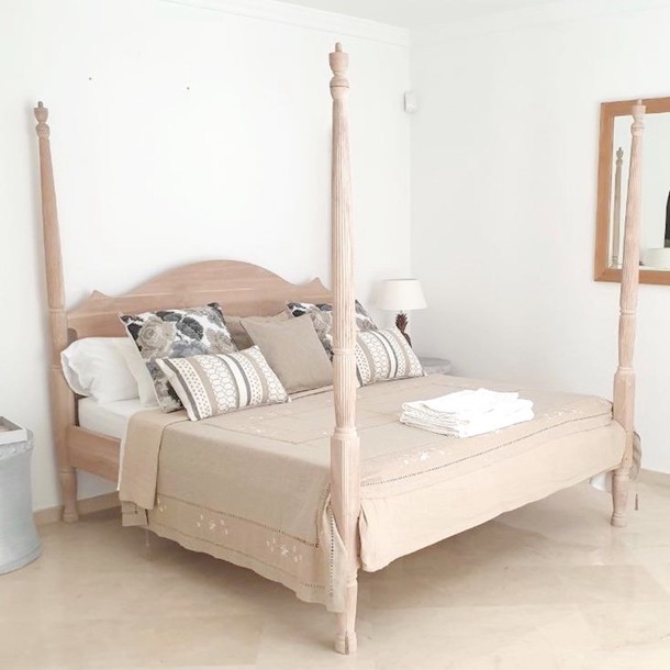 Wunderbares Himmelbett aus Teak Massivholz, schoen verzierte, von Hand geschnitzte Pfosten, eine Schreinermeisterarbeit, mediterranes Flair fuer Ihr Schlafzimmer oder Ihre Gaestezimmer, MOEBEL Kolonie Manufaktur und Design
