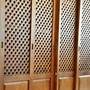 Seitenansicht, grosse Detail Aufnahme vom Massivholz Schrank Lettice, edler Teak massiv Schrank mit klassischem mediterranen Touch, Massivholz Schrank aus Teak nach Mass, Manufaktur und Design Muenchen