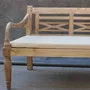 Daybed Massivholz Teak im Kolonialstil, mit Dekor Schnitzerei vom Schreiner Meister in der Rueckenlehne, Daybed aus Plantgen Teakholz gefertigt in der MOEBEL KOLONIE Manufaktur, Teak Massivholz Moebel Muenchen