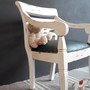 Detail eines Kinderstuhsl aus Teakholz in weiss patiniert, mit gepolsterter Sitzfläche, Ideal für Kinderzimmer oder Spielecke, Vintage Look, Shebby Chic