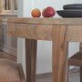 Grosse Detail Aufnahme von der  runden Tischplatte aus Massivholz vom Esstisch Oslo, robuster, runder Massivholz Esstisch aus Teak mit 3 Beinen im Ensemble mit Stuehlen Tara aus Teak massiv, Esszimmer Moebel aus Massivholz Teak nach Mass ohne Aufpreis, Tisch Dekoration Aepfel und elegante Teller in der Farbe Schwarz