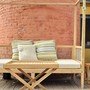 Massivholz Outdoor Daybed Jardin aus Teakholz mit Polster und Baldachin. Von Schreiner Hand in unserer MOEBEL KOLONIE Manufaktur gefertigt Edelholz Teak Daybed Jardin mit Massivholz Tisch mit  Serviertablett Jamie aus Teak, Outdoor Moebel und Garten Moebel aus Teak Muenchen