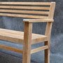 Seitenansicht im Detail Sitzbank Claro mit Rueckenlehne gelattet und Armlehnen, massive Sitzbank im modernen Design, langlebig aus altem oder Plantagen Teakholz von Hand gefertigt in der MOEBEL KOLONIE Manufaktur,